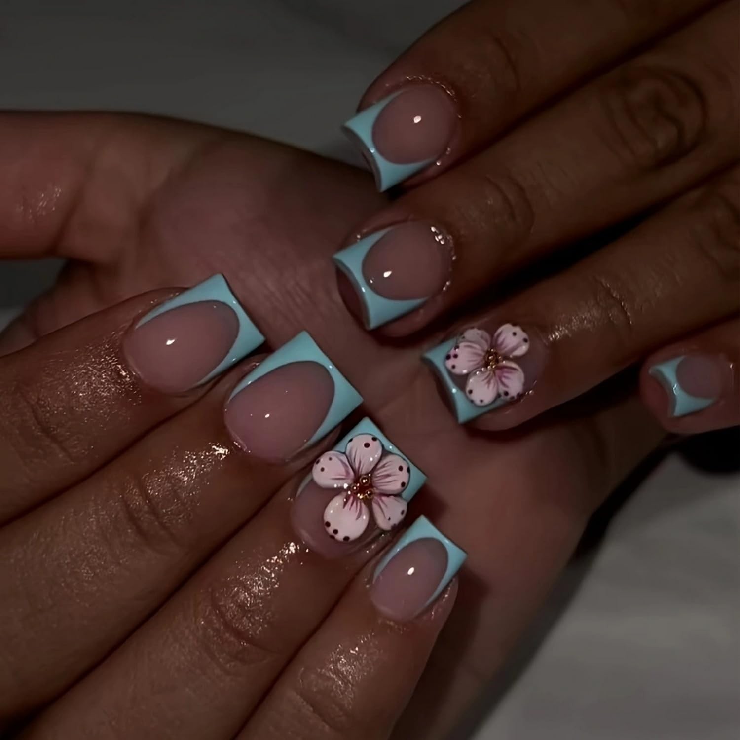 24 Pcs Floral Press on Nails Blue French Tip Fake Nails Extra Short Style 18