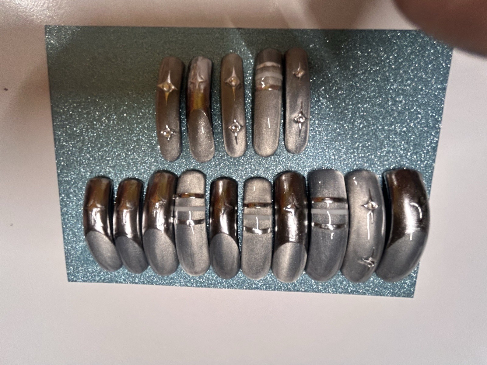 press on nails Redlad Description