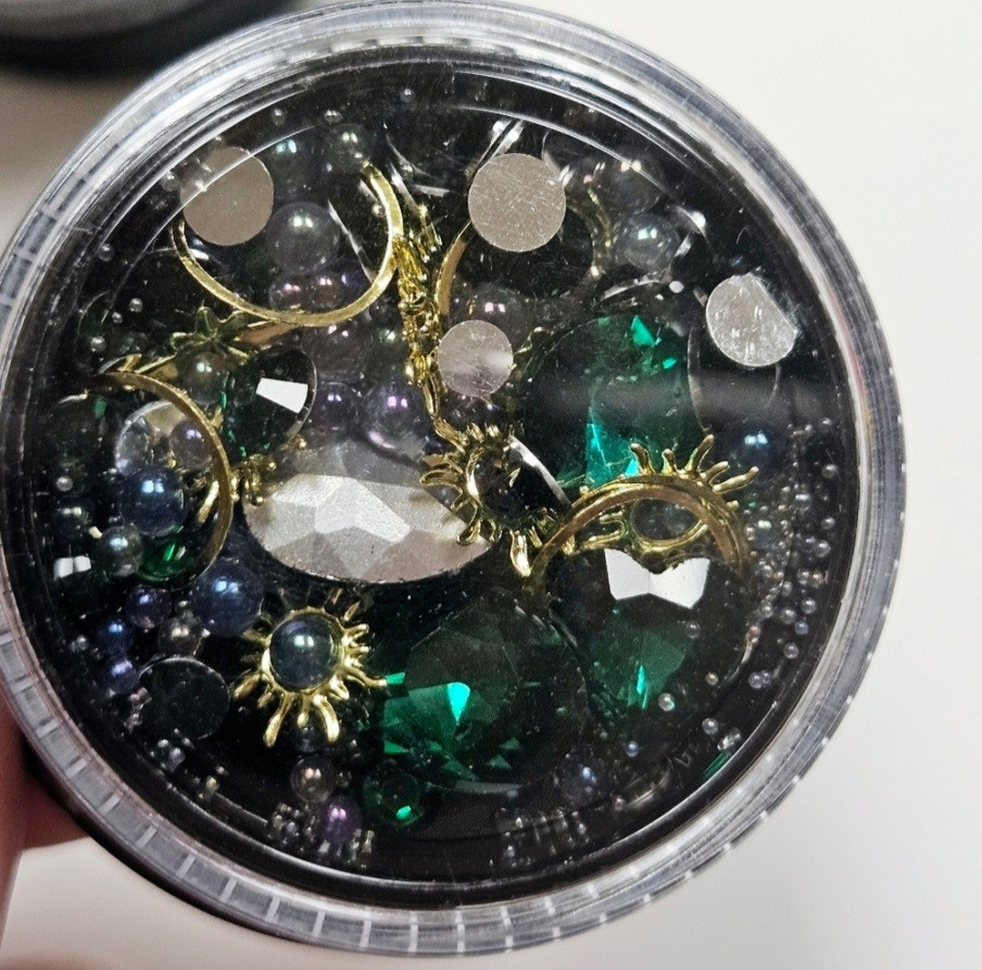 NWT NAIL ART DESIGN GEMS, BEADS & FINDINGS MIXTURE: EMERALD GREEN CRYSTAL!