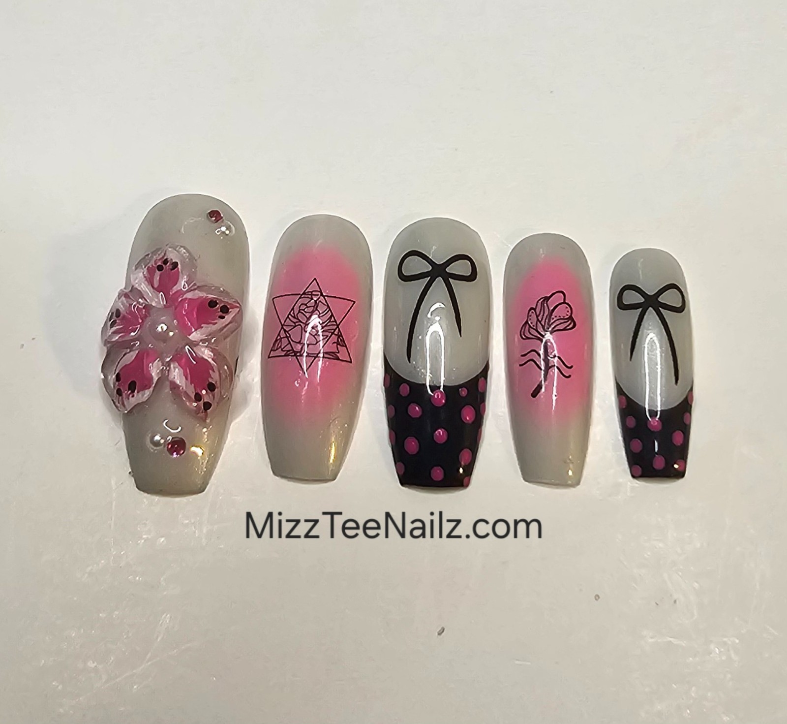 Press-On Nail Set # 104: Bloom & Bow
