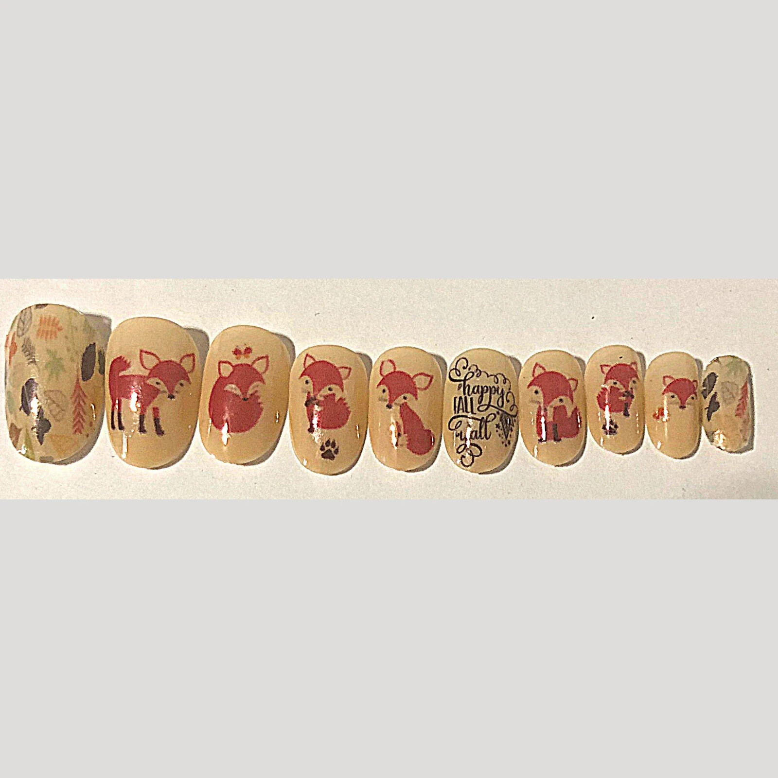 Red Foxes Press-On Nail Set – Short Round (Size 0-9)
