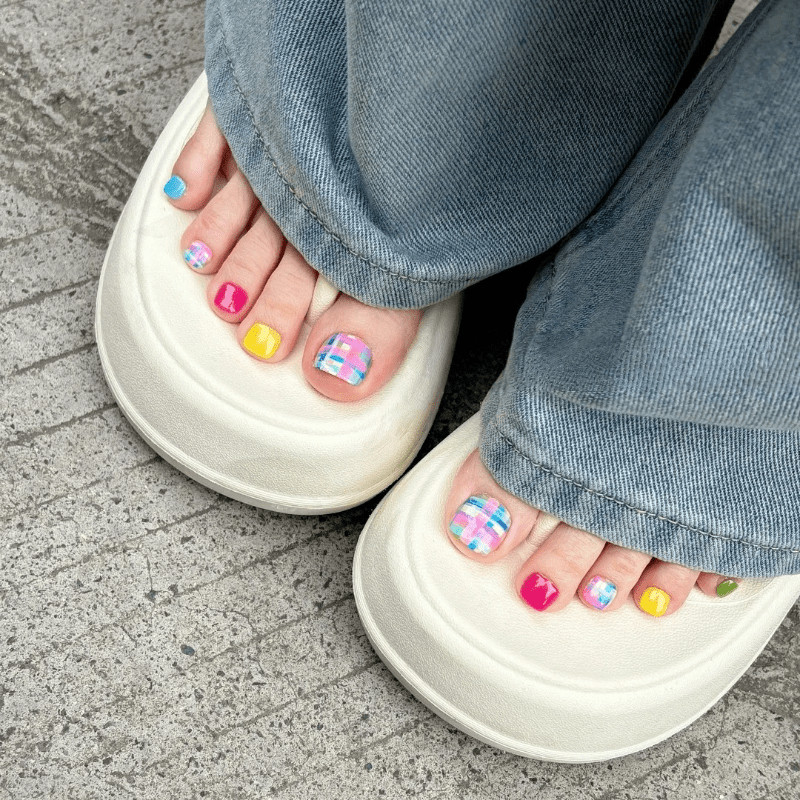 48 Pcs Rainbow Plaid Toe Short Square Press on Nails, Bright Vacation Fake Nails