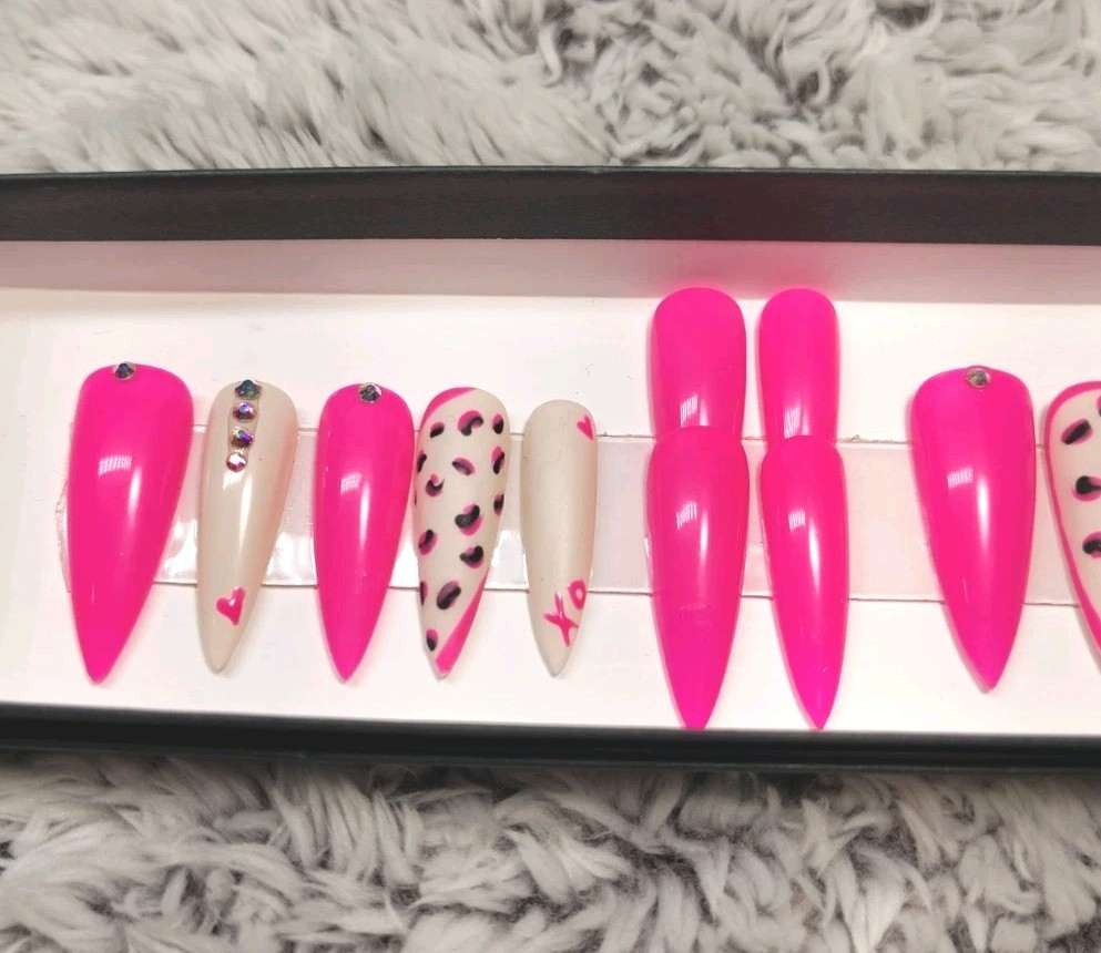 Handmade Nails. Size Large(0,4,3,5,7) Includes Application Kit