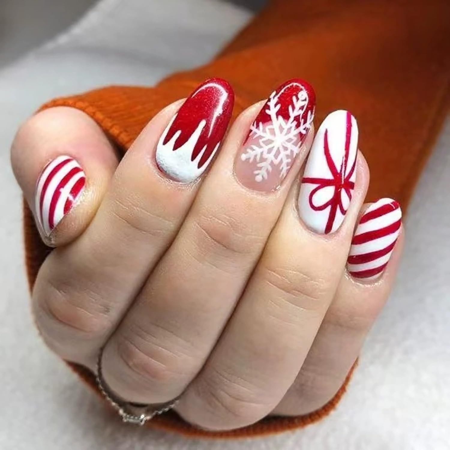 Christmas Press on Nails Short Oval Fake Nails with Bow Snowflake Stripe Desi…