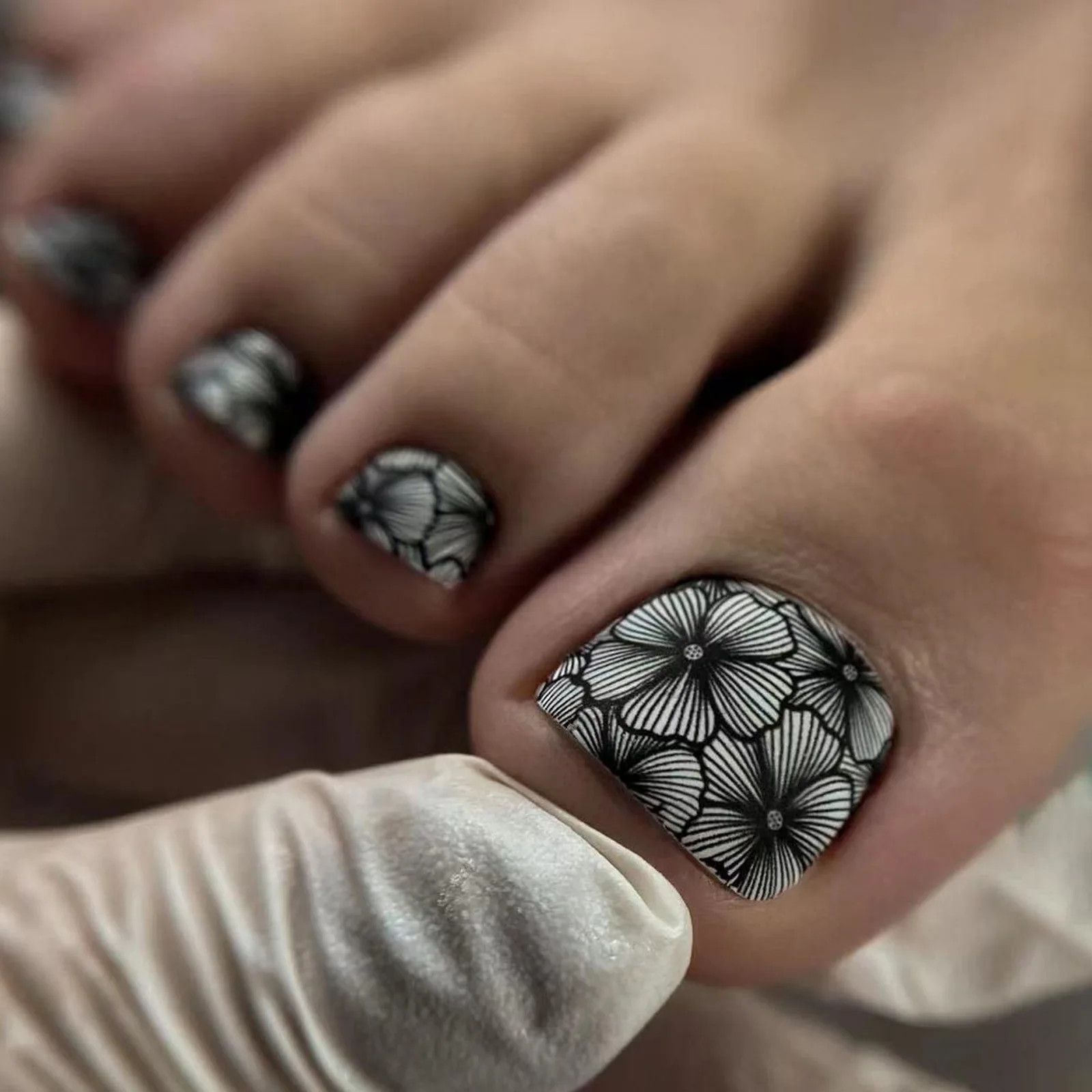 24pcs Matte Black Leaf Flower False Toenails Press on Toe Nails
