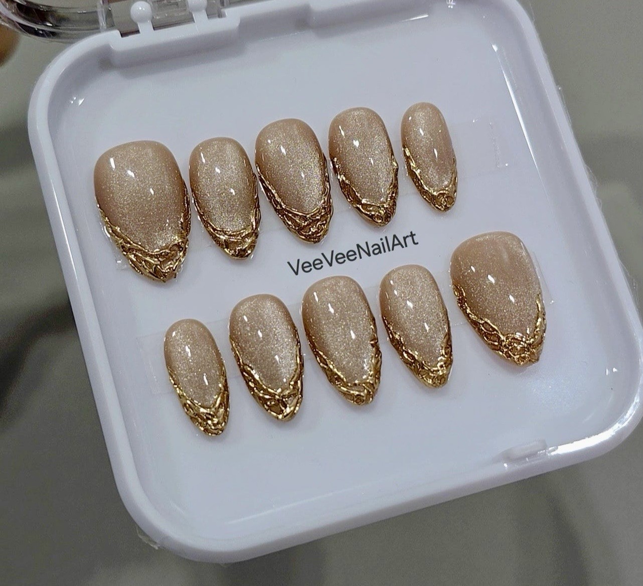VeeVeeNailArt Beige/Gold Catseye 3D French Short Almond Full Cover Press-On
