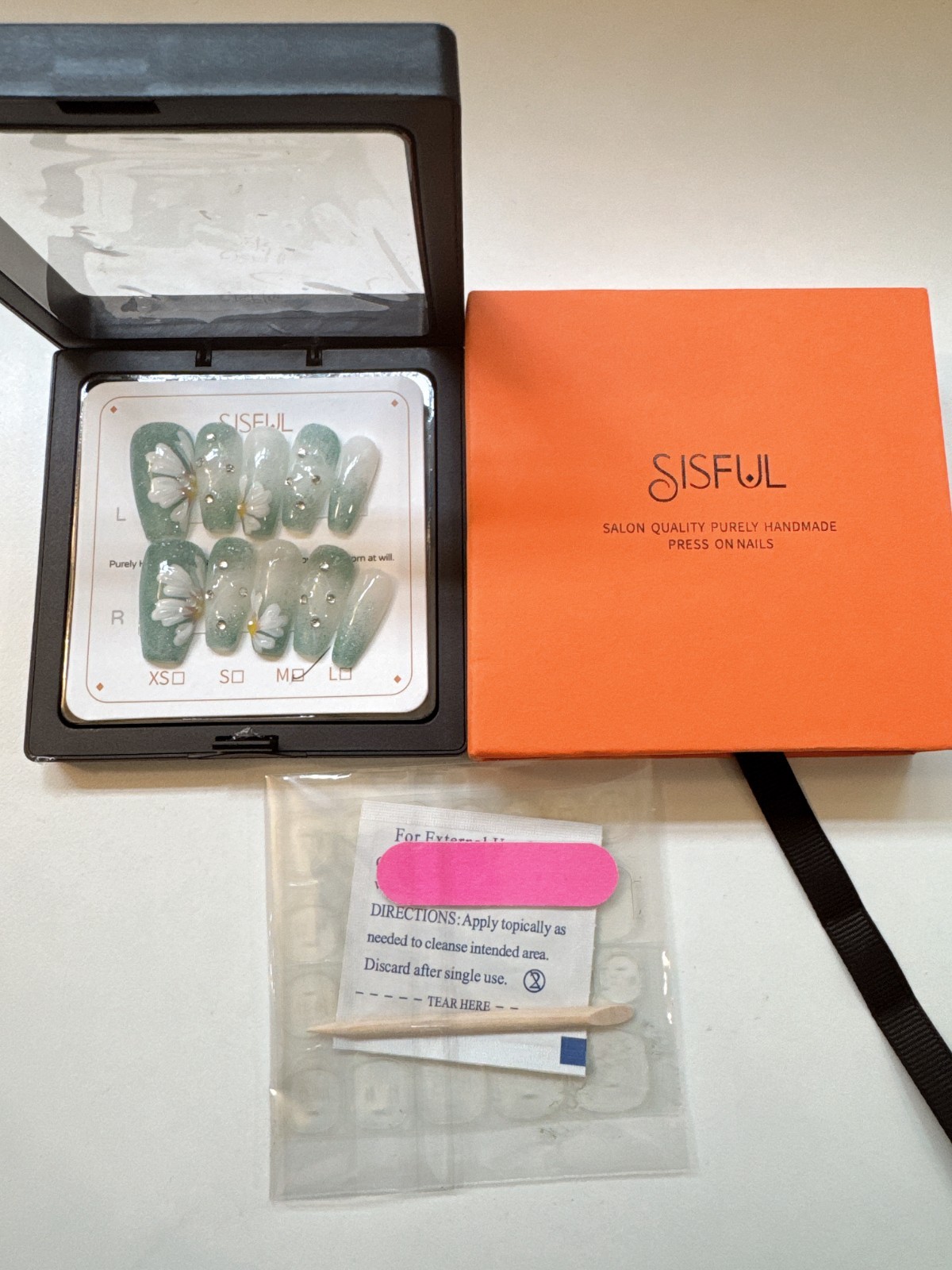 Sisful Chamomile Crystal – Handcrafted Press-On Nails with Florals