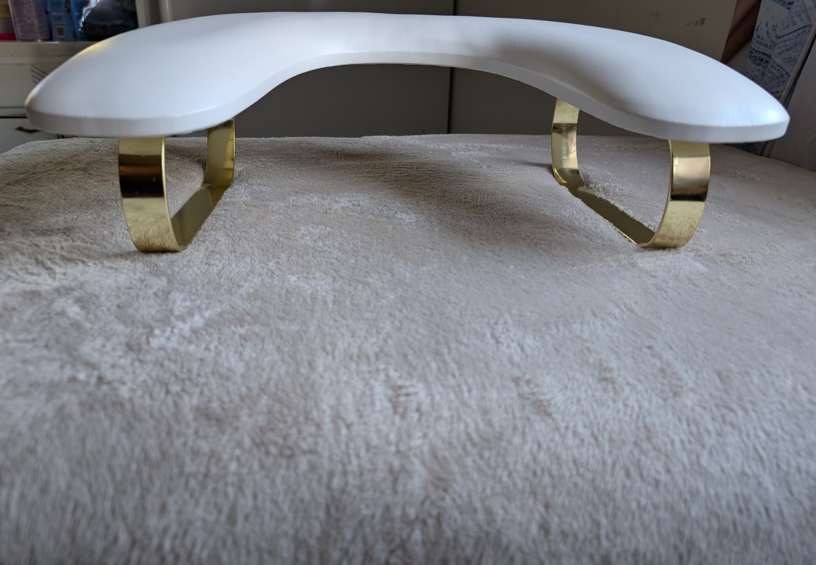 U-shaped nail armrest pillow, which is used to provide a comfortable and stable