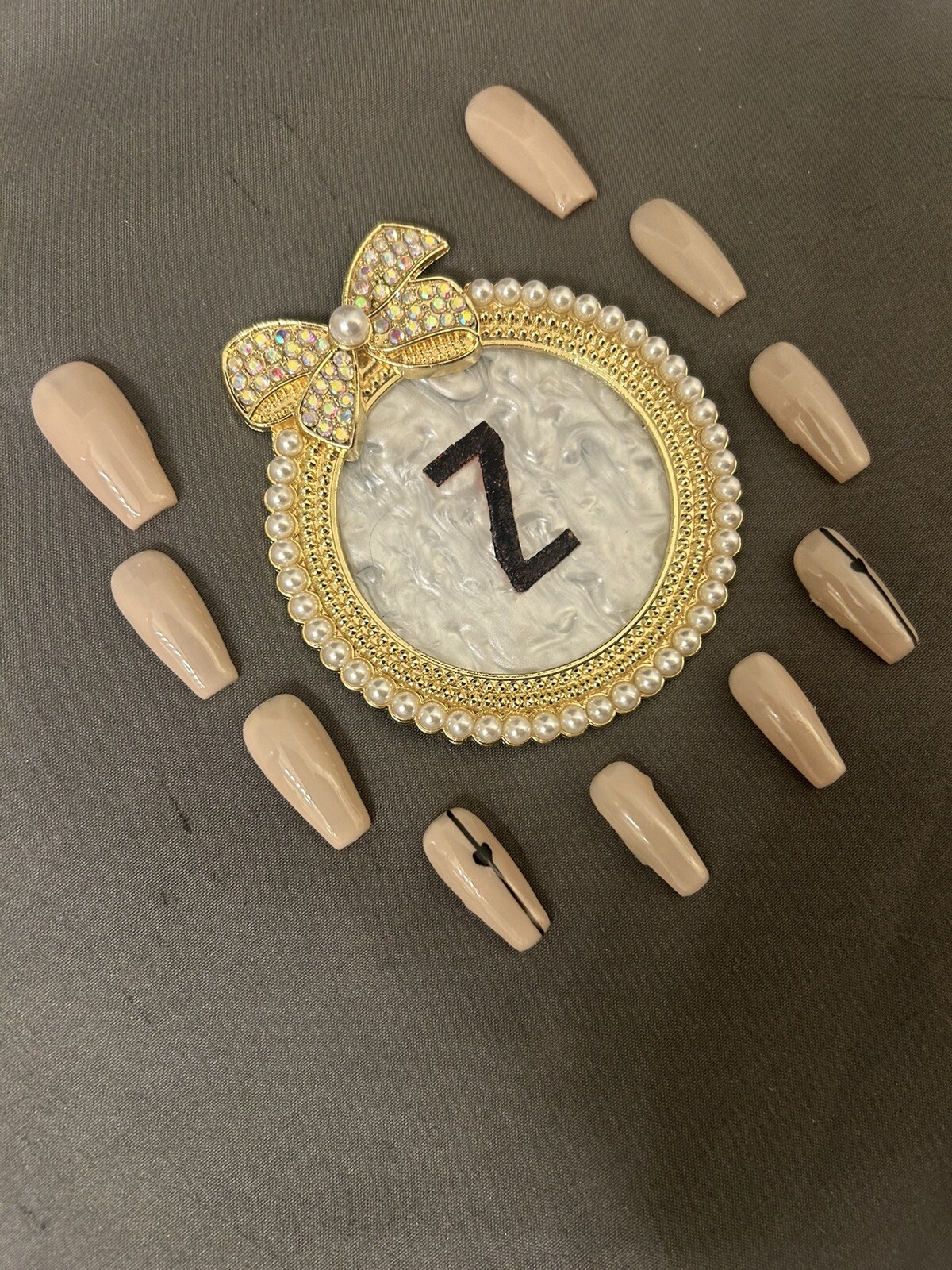 Z NAILZ! Simple But Elegant Set Of Beige M Coffin With Black Heart Press On Nail