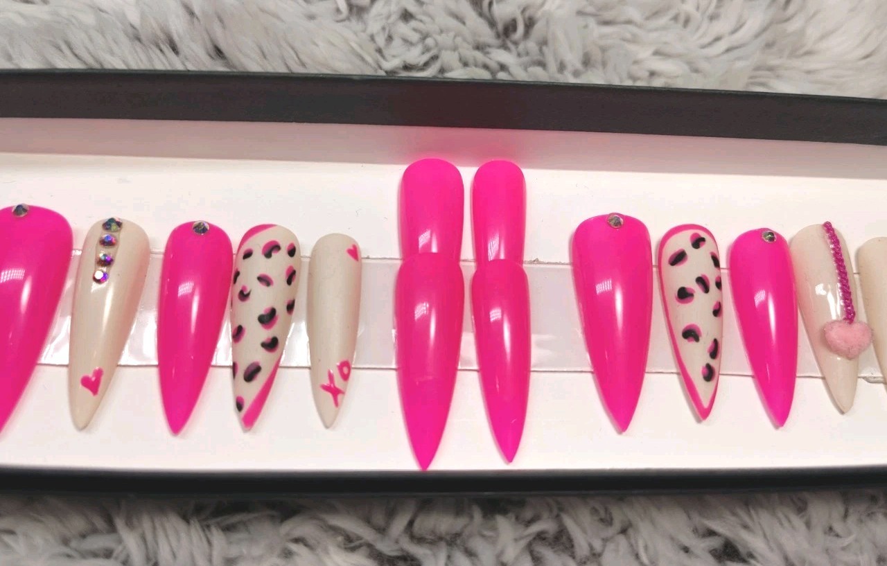Handmade Nails. Size Large(0,4,3,5,7) Includes Application Kit