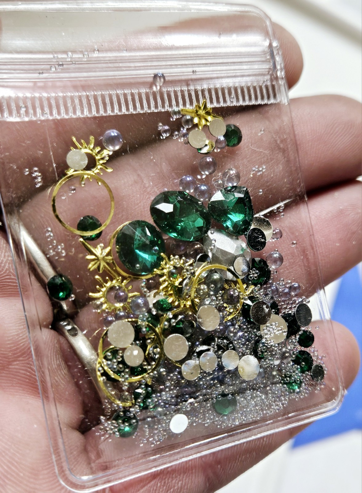 NWT NAIL ART DESIGN GEMS, BEADS & FINDINGS MIXTURE: EMERALD GREEN CRYSTAL!