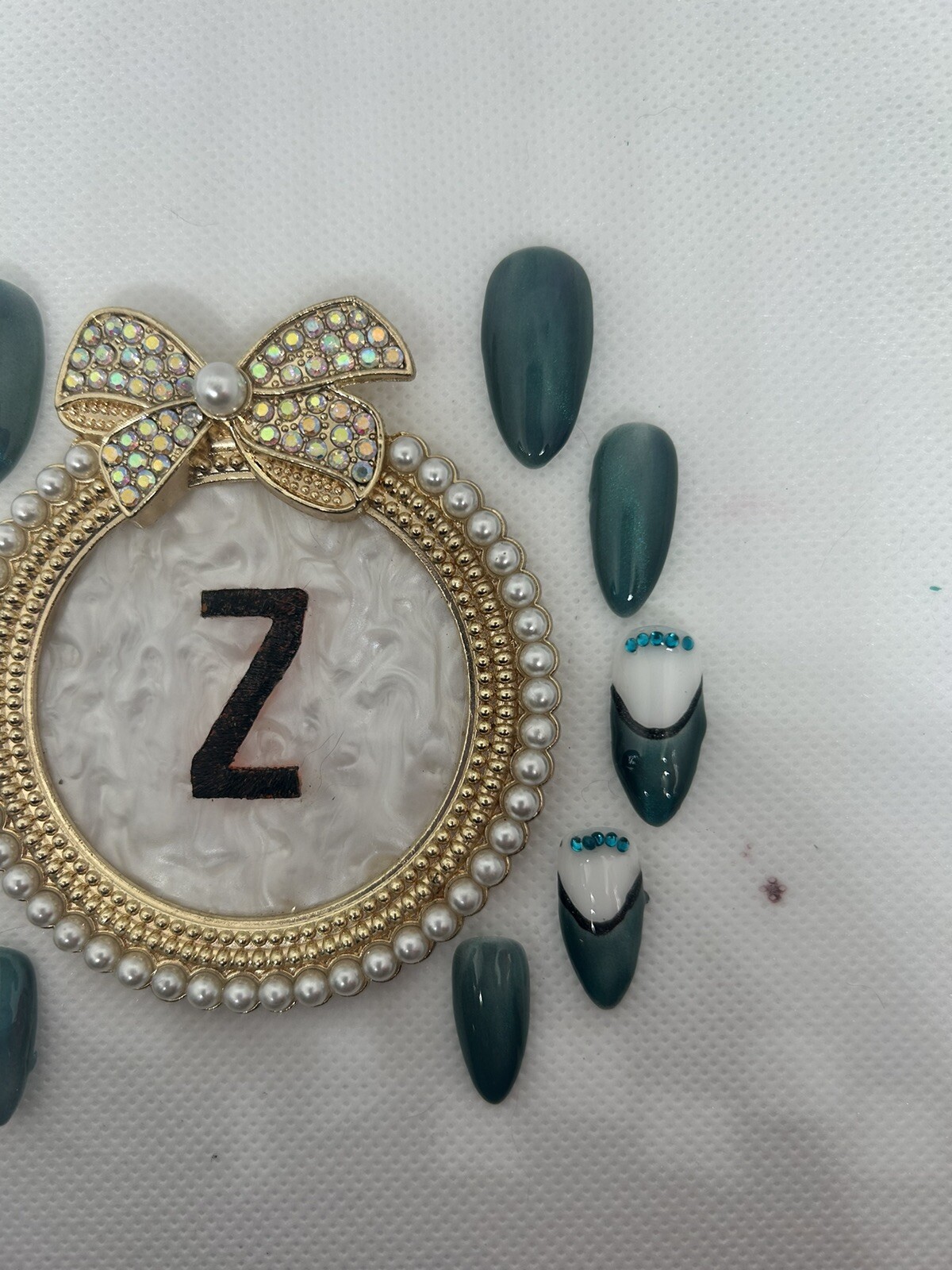 Z NAILZ! Gorgeous M Almond Green Cat Eye. Two Nails Have Stones. Press On Nails