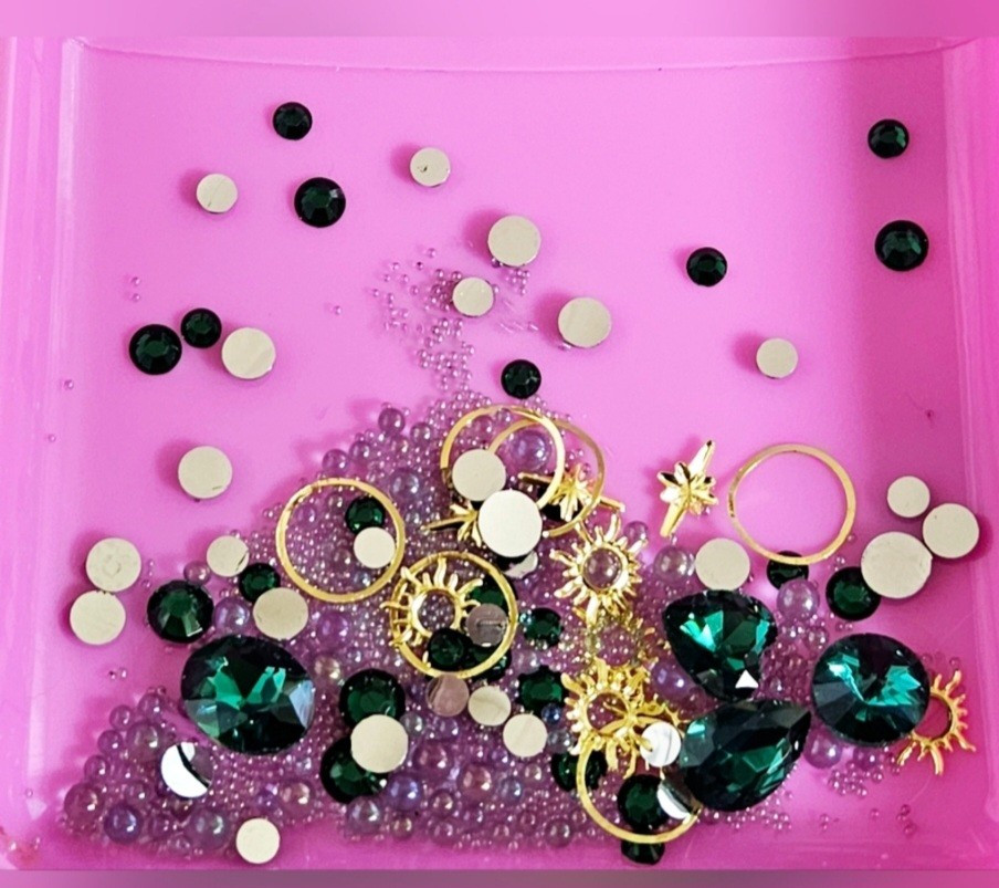 NWT NAIL ART DESIGN GEMS, BEADS & FINDINGS MIXTURE: EMERALD GREEN CRYSTAL!