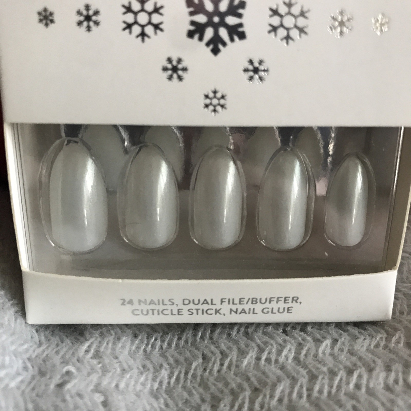 Snowy White, Medium, Squoval, Shimmery, Winter, Simple PressOn Nails
