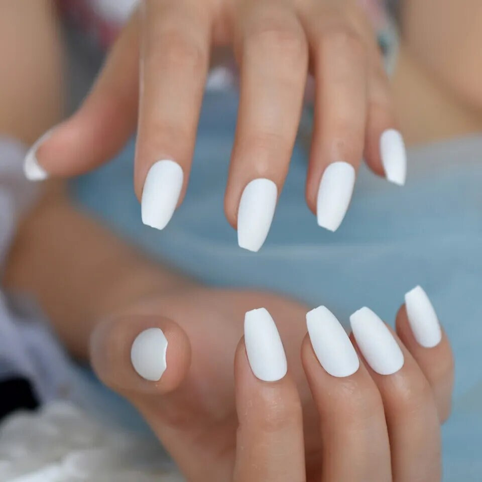 24 Medium Press on nails kit w glue Matte white coffin popular trendy