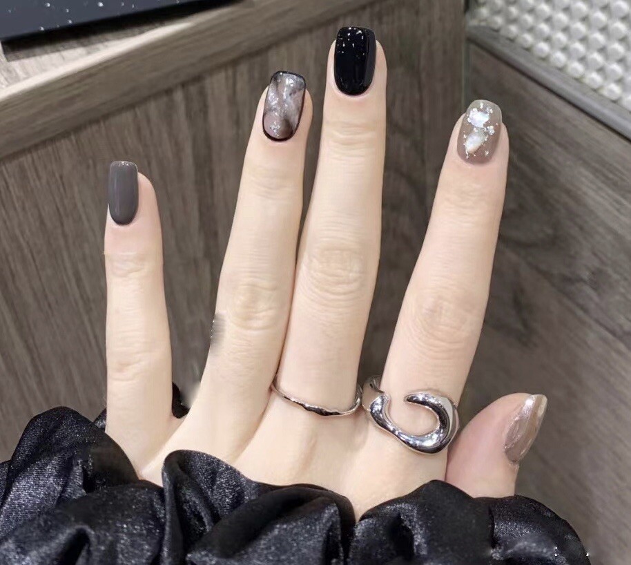 Handmade/customized Reusable press on nails Black And Grey Shiny XS