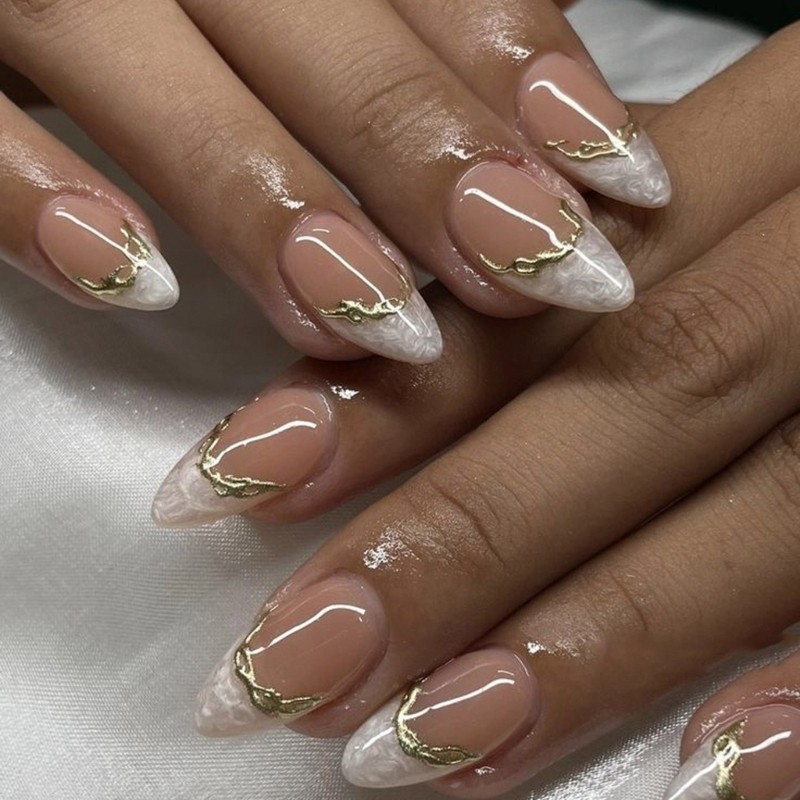 24 Pieces Short Almond Acrylic Nail With Elegant 3D Gold Line Designs Nail Art