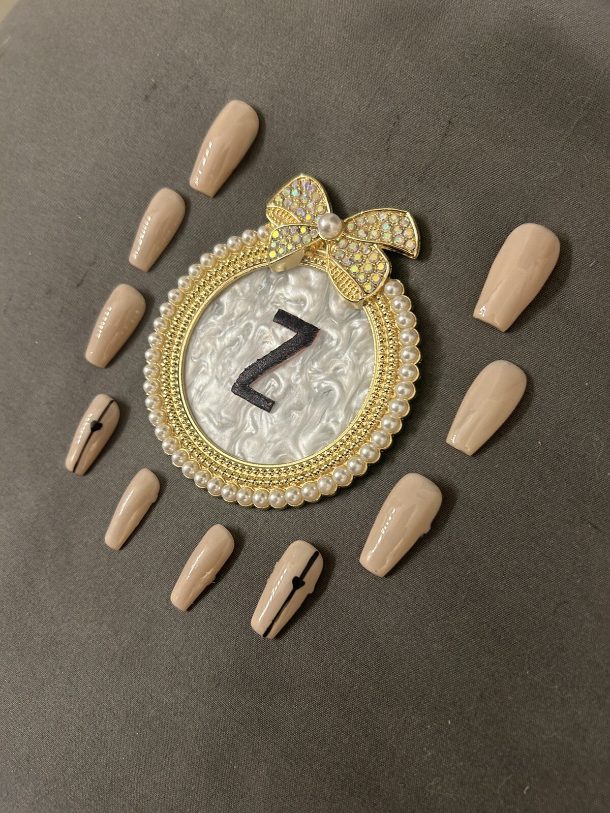 Z NAILZ! Simple But Elegant Set Of Beige M Coffin With Black Heart Press On Nail