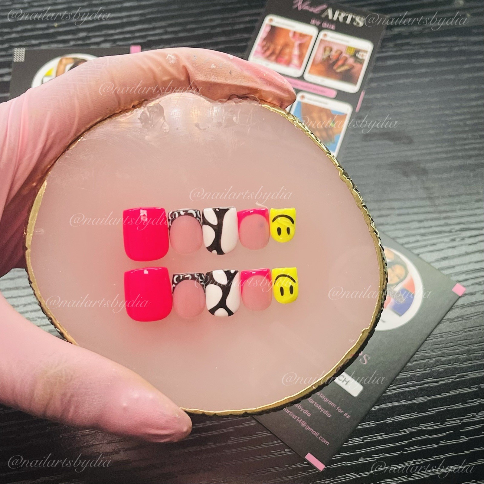 Nail Arts by Dia Square Short Press-On Nails Pink Yellow Shiny Smiley