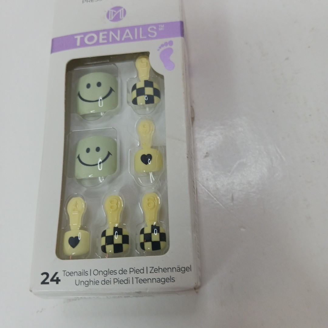 KISS imPRESS No Glue Pedi Press-On Toenails, Smile Face, Yellow Chess, 24 Nails