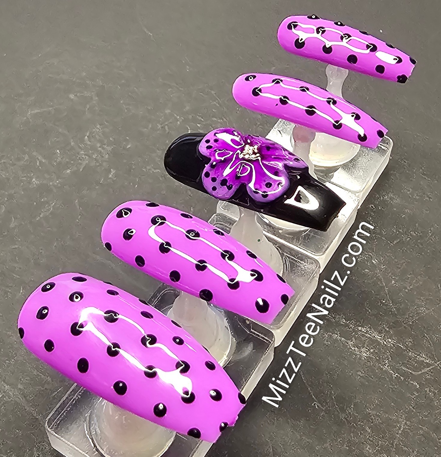 Press-On Nail Set # 107: Polka Dot Passion