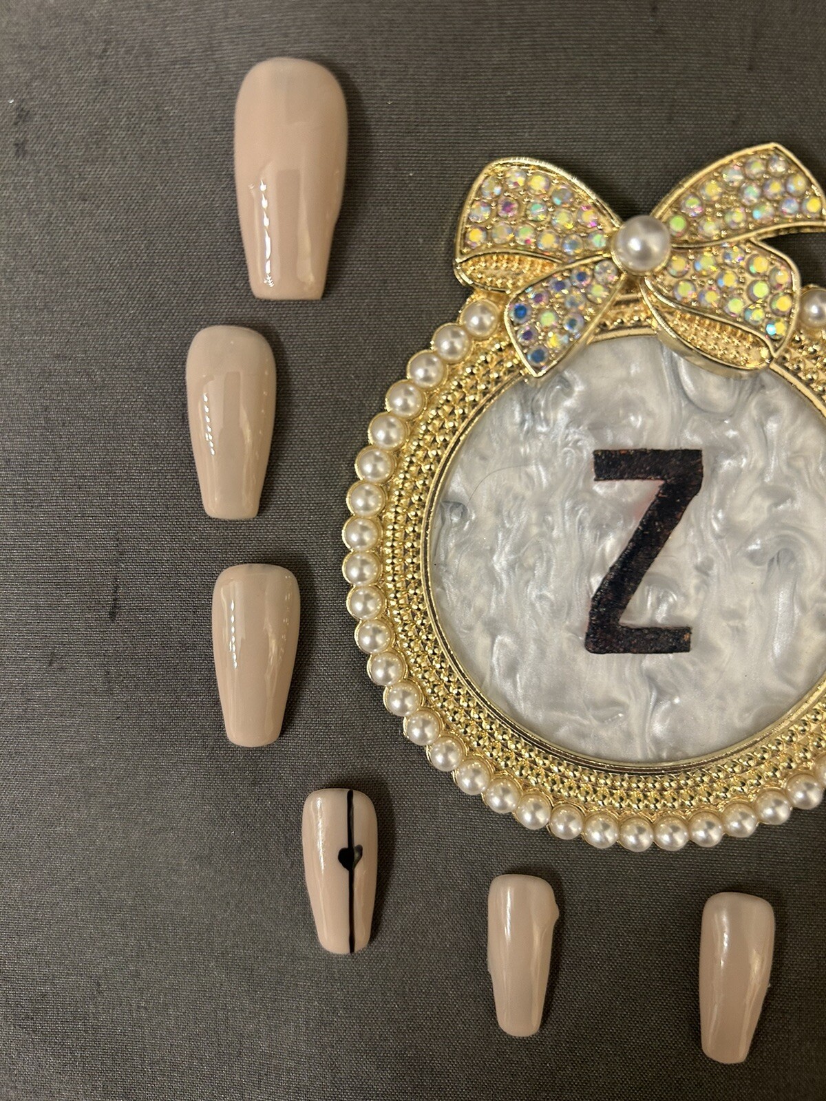 Z NAILZ! Simple But Elegant Set Of Beige M Coffin With Black Heart Press On Nail