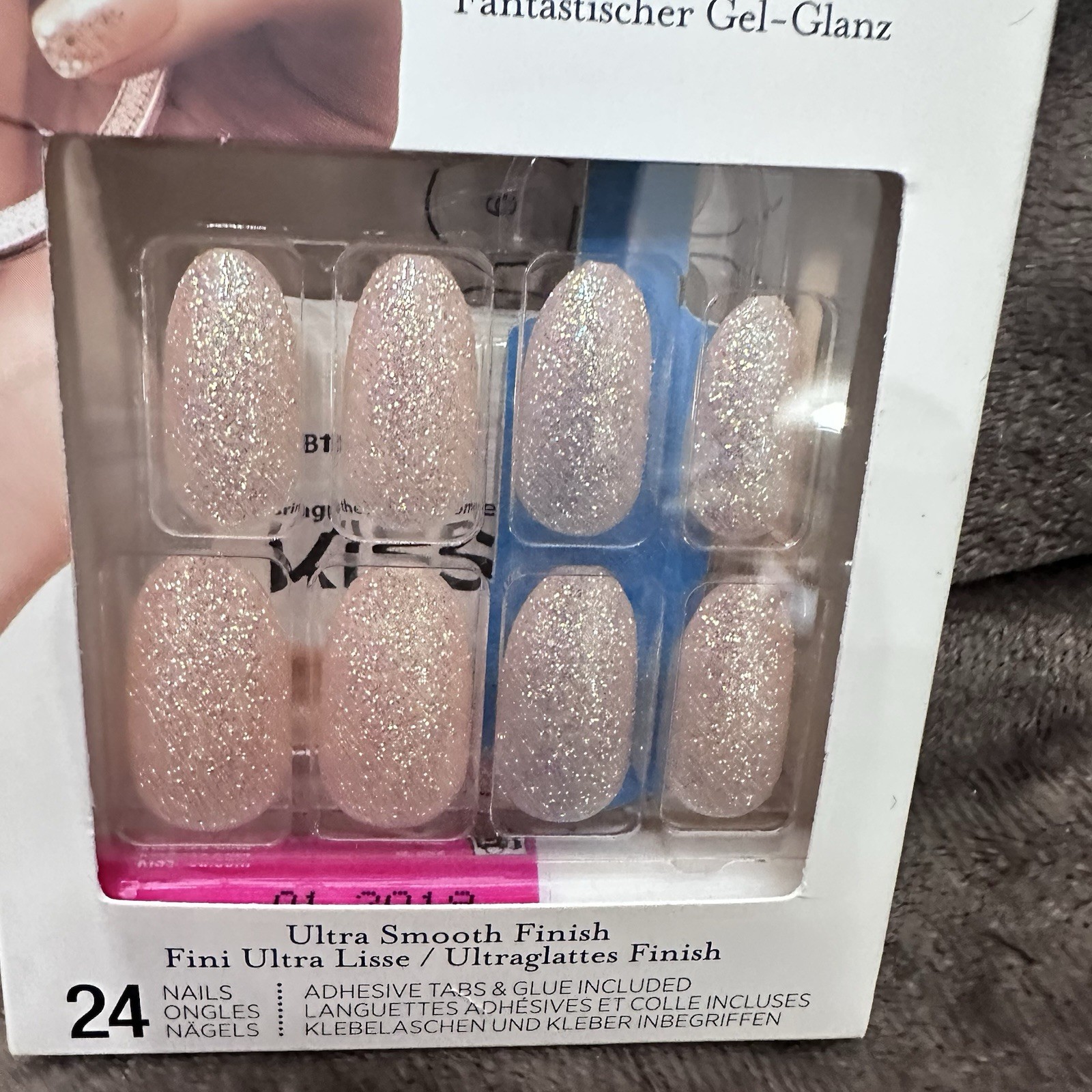 KISS Nails Medium Length Gel Fantasy, Glitter 24 Nails smooth Finish Almond