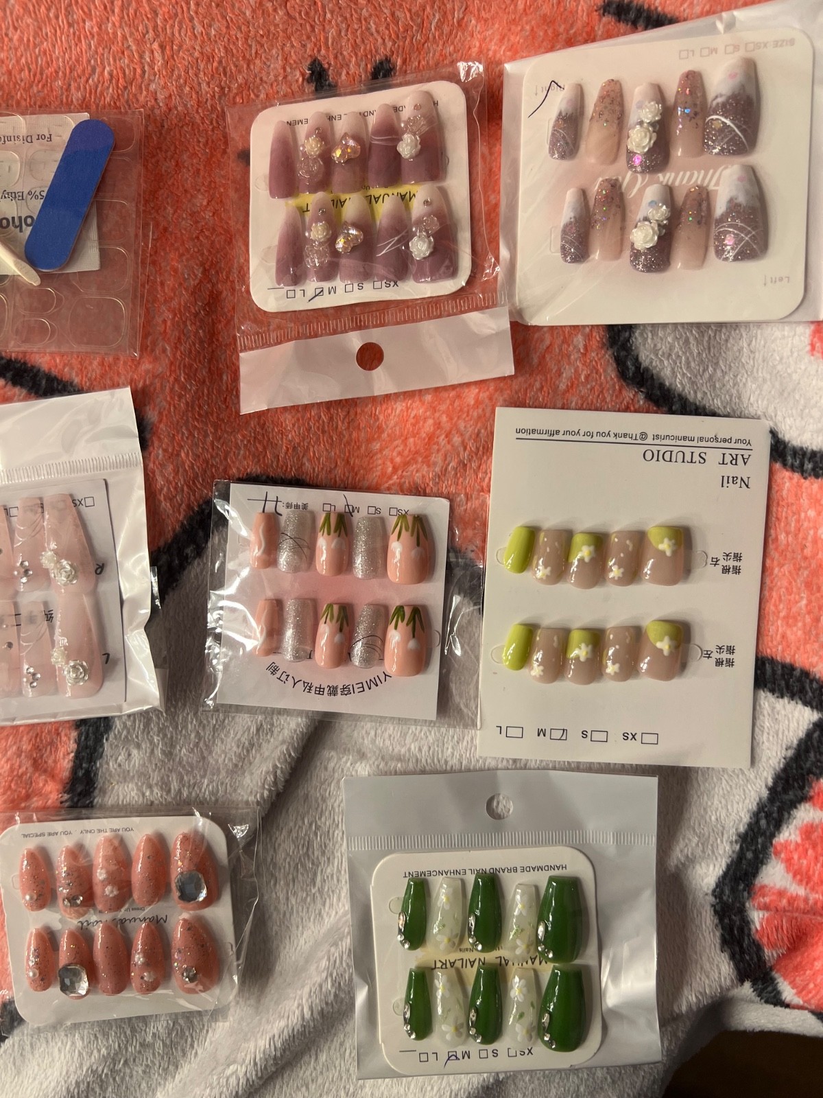 Super high quality, reusable, handmade press on nails. You get 5 pairs with glue