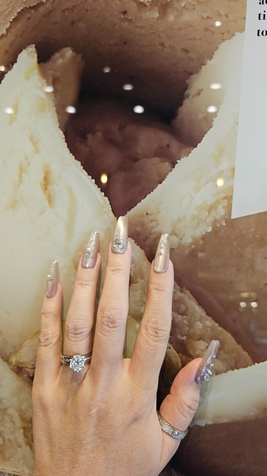 Handmade Press-On Nails – Champagne Pearl Sparkle | LLN-C002
