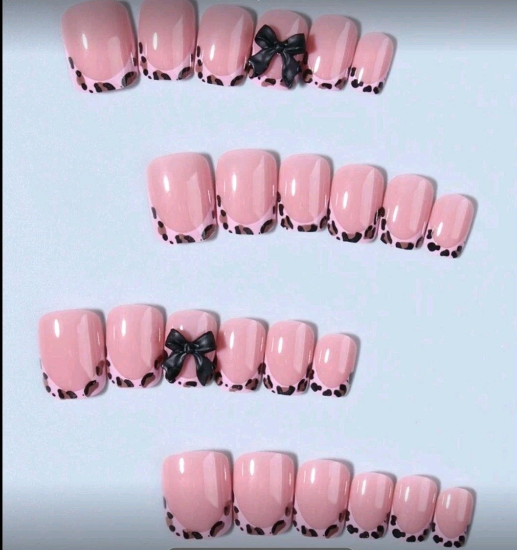 24Pcs Short Squpink French Tip Press On Nails Mediumare 3D Bow Design Acrylic
