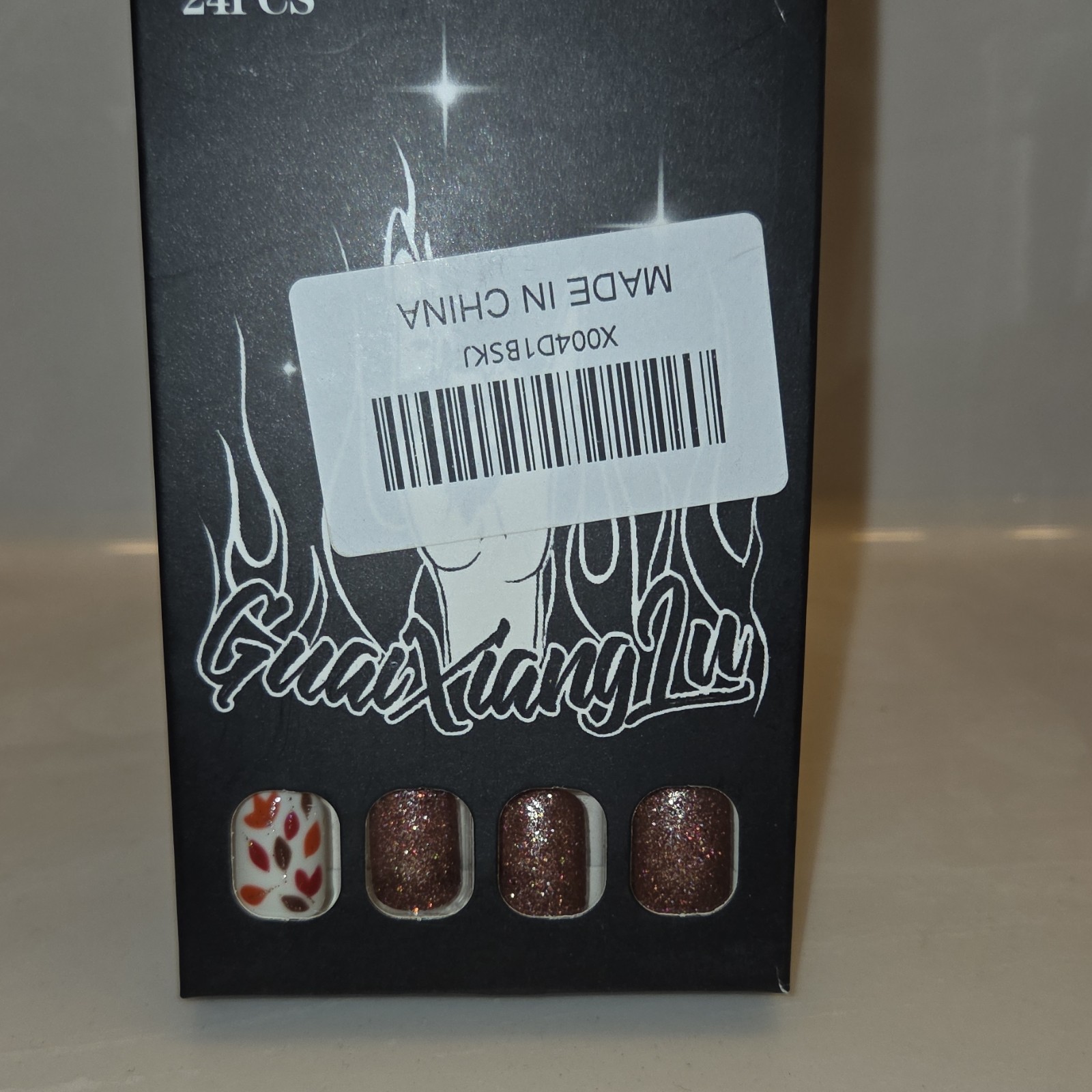 Guaxianglu Press-On Nails Full Cover Brown White Red Glitter Heart Square 24PCS