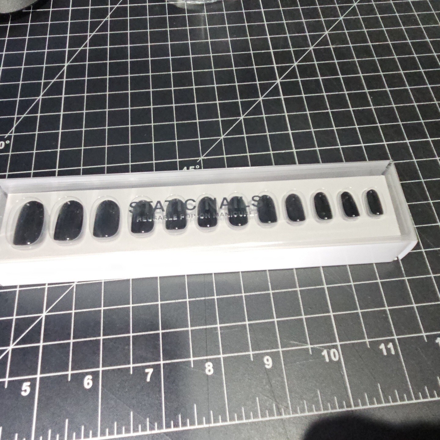 STATIC Nails Reusable Pop-on Manicure – Dark Room Round