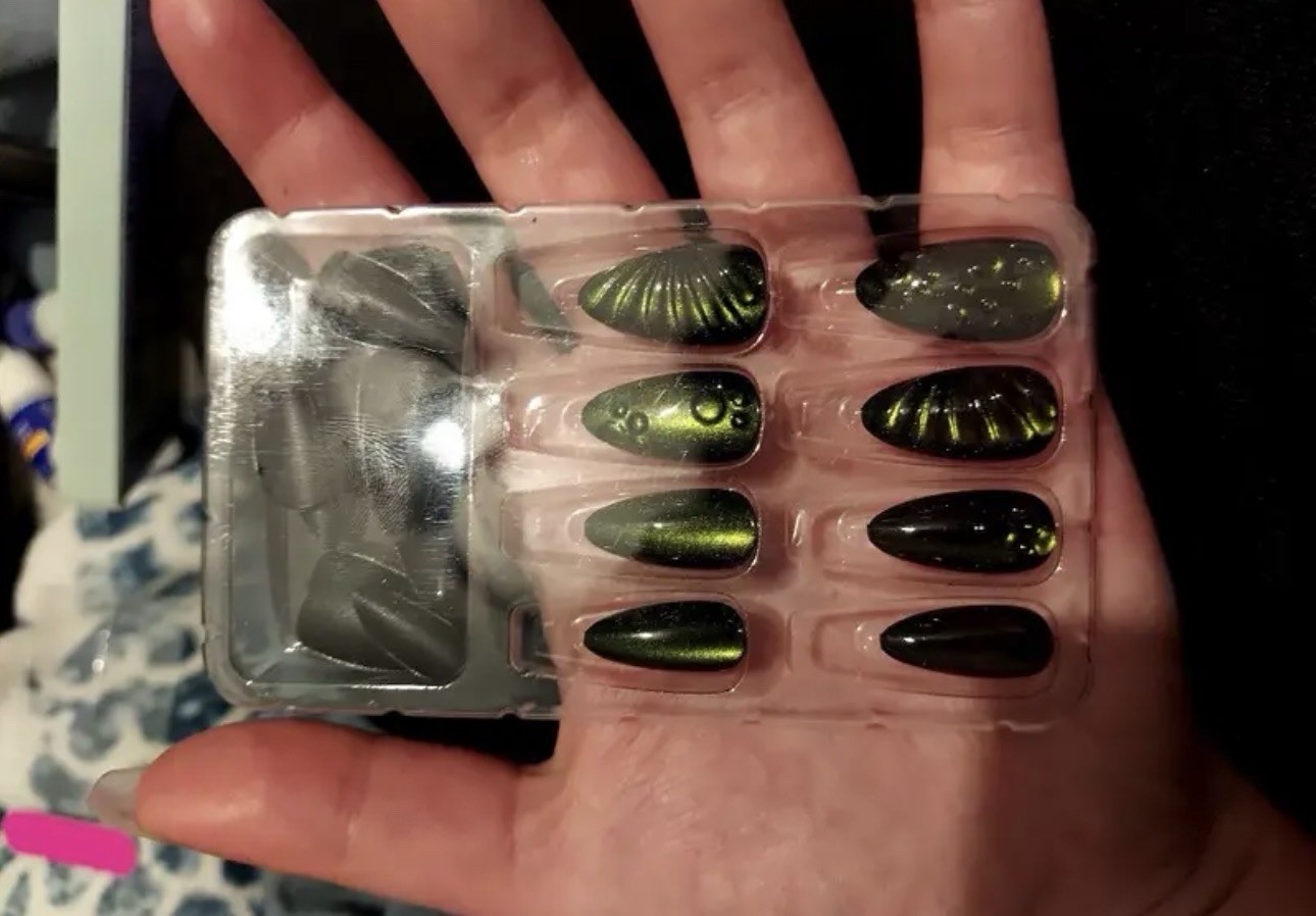 @maenosnails Metallic Green & Black Almond Press-On Nails Full Cover Y782