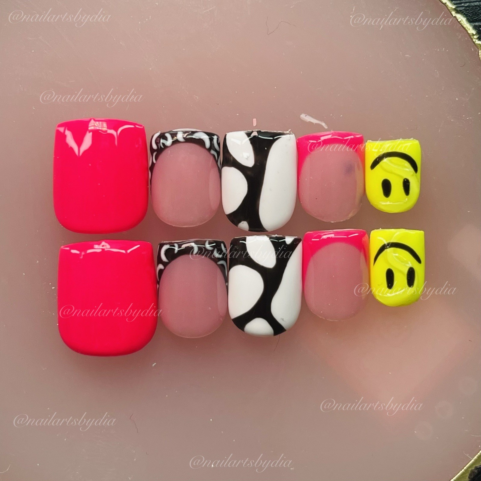 Nail Arts by Dia Square Short Press-On Nails Pink Yellow Shiny Smiley
