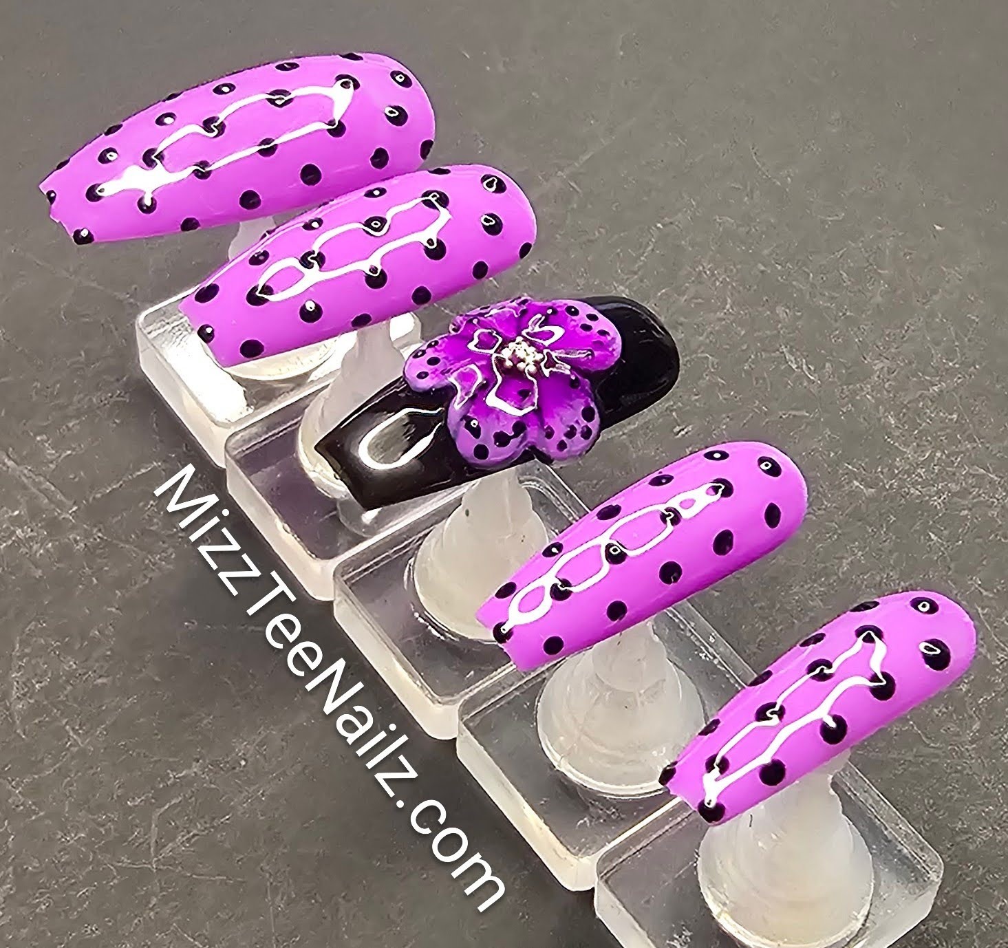 Press-On Nail Set # 107: Polka Dot Passion
