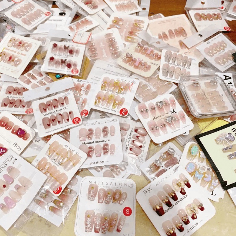 20pcs Handmade Fake Nails 2 Sets Holiday Fake Nails Random Styles Daily Nail Art