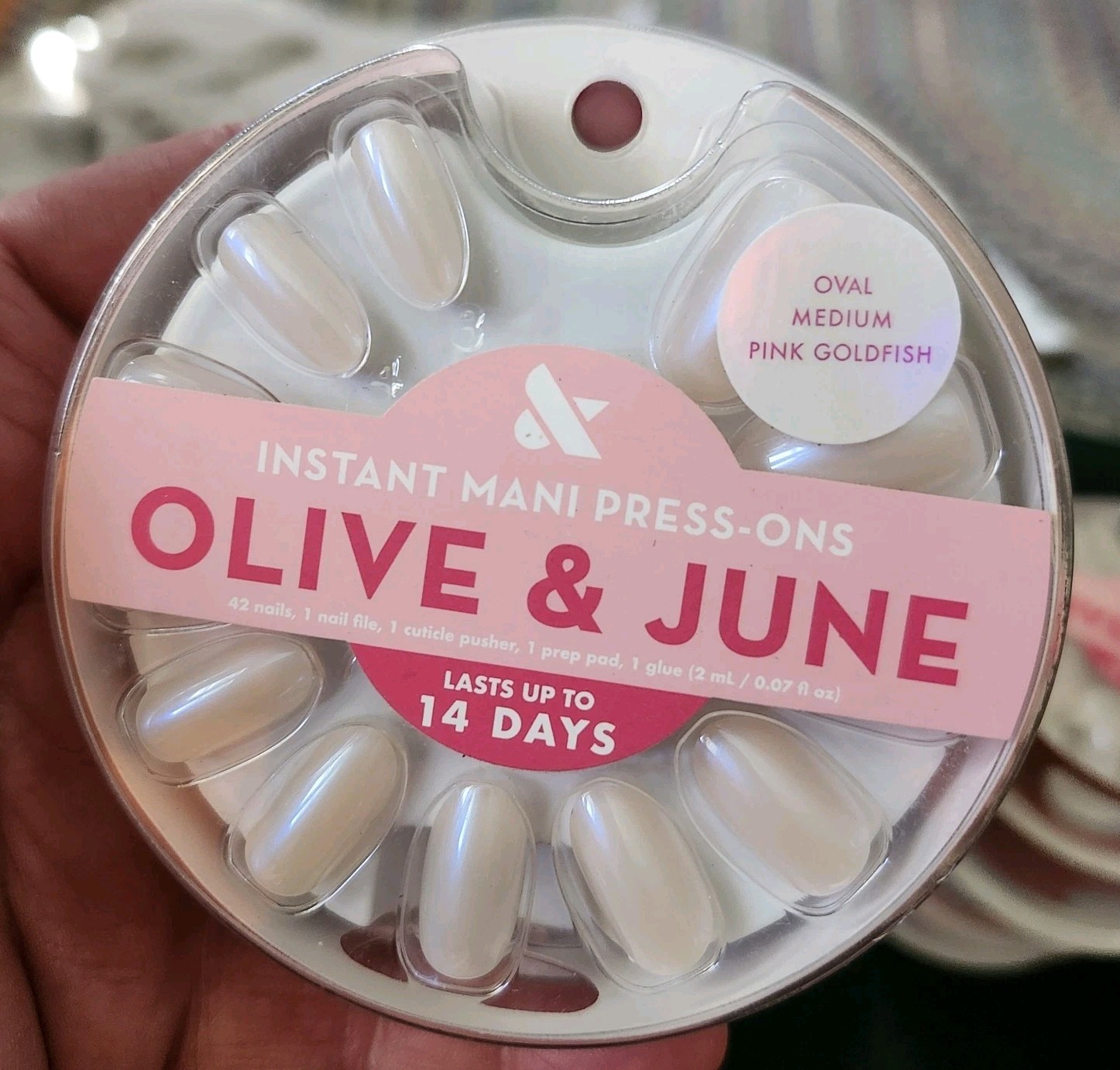 Olive & June Instant Mani Press-On Nails Medium Oval Pink Goldfish