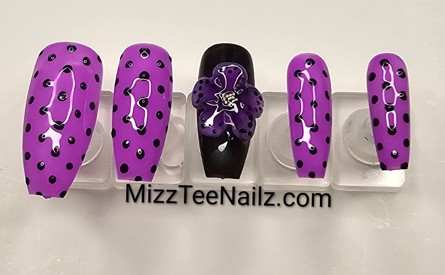 Press-On Nail Set # 107: Polka Dot Passion