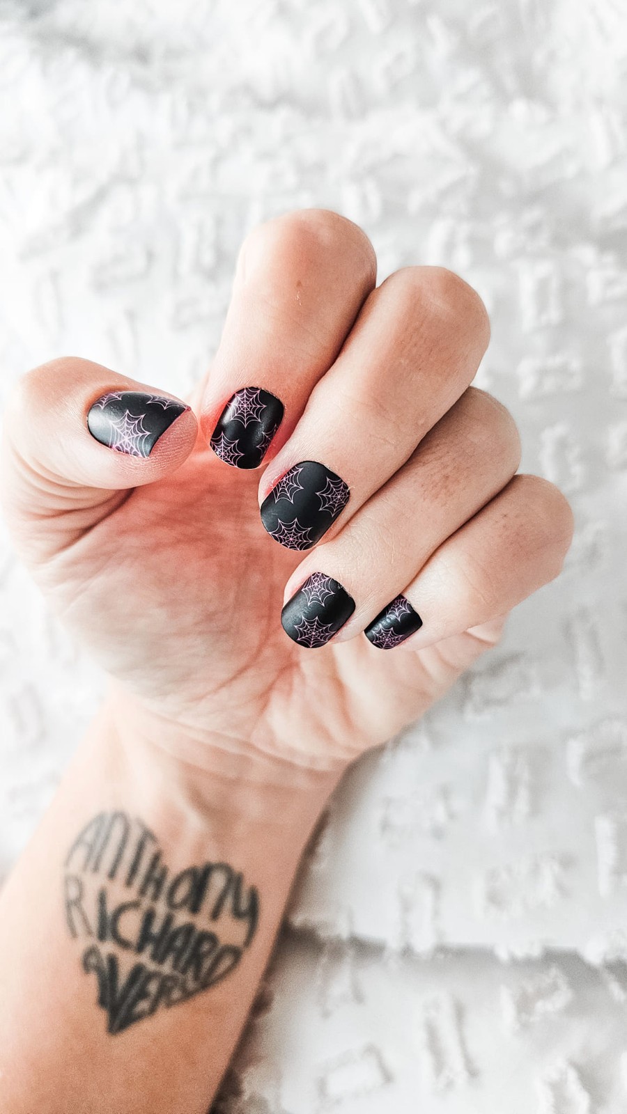 Red Aspen Press On Nails-Caught Up in You, Chandler-Halloween-Black-Pink-Matte
