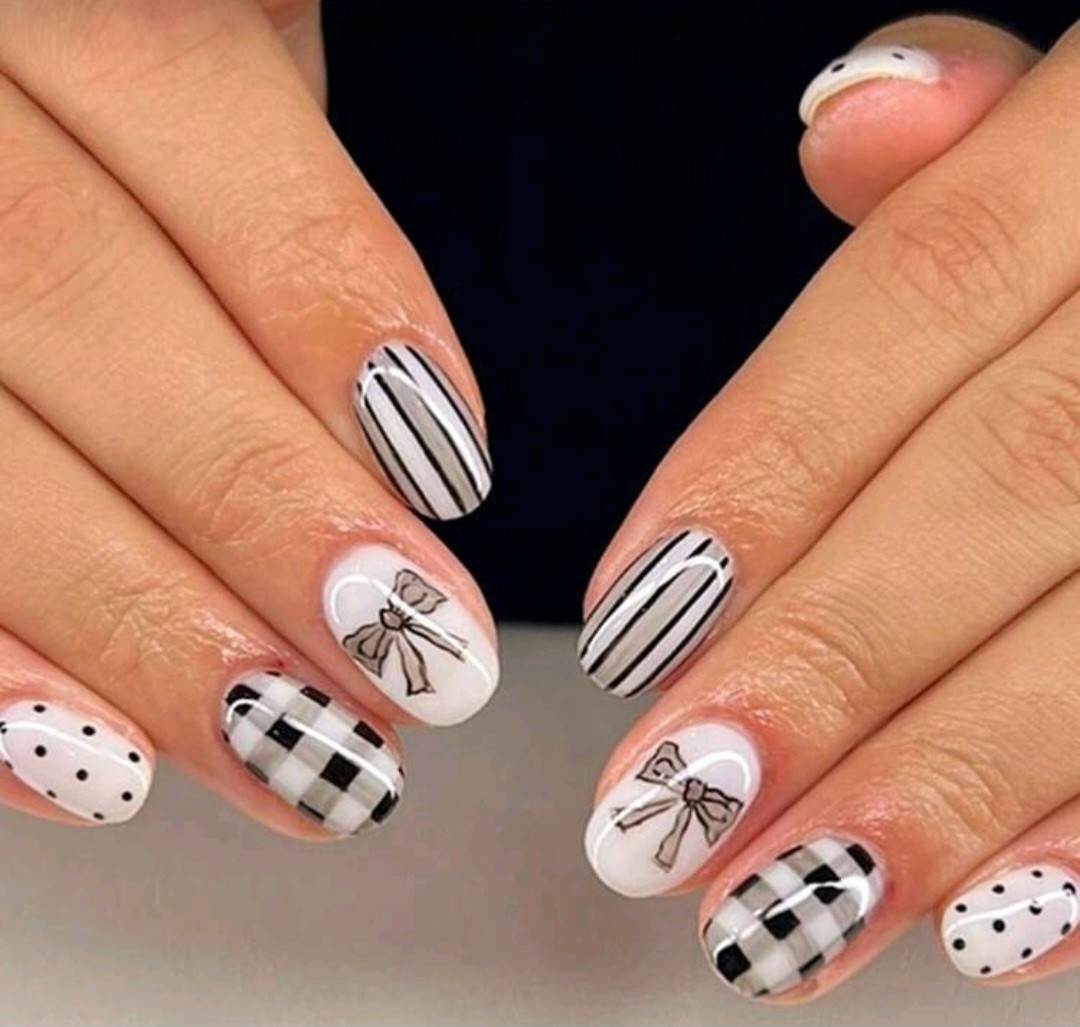 Press-On Nails White & Black with Dots Stripes Bows & Plaid Short/Medium Rounded