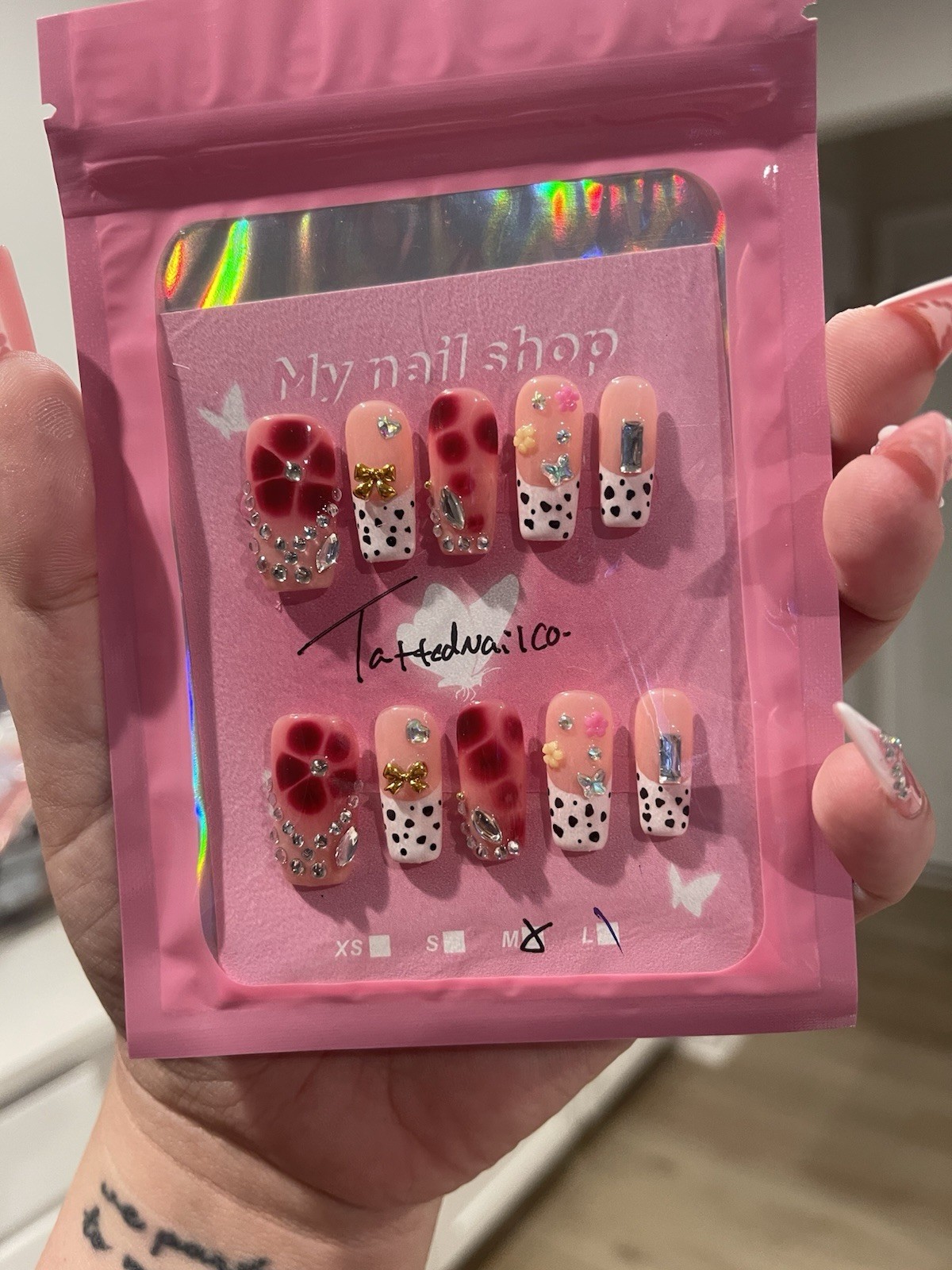 Tattednailco. Press-On Nails Medium Square Pink/Red/White/Black 3D Floral