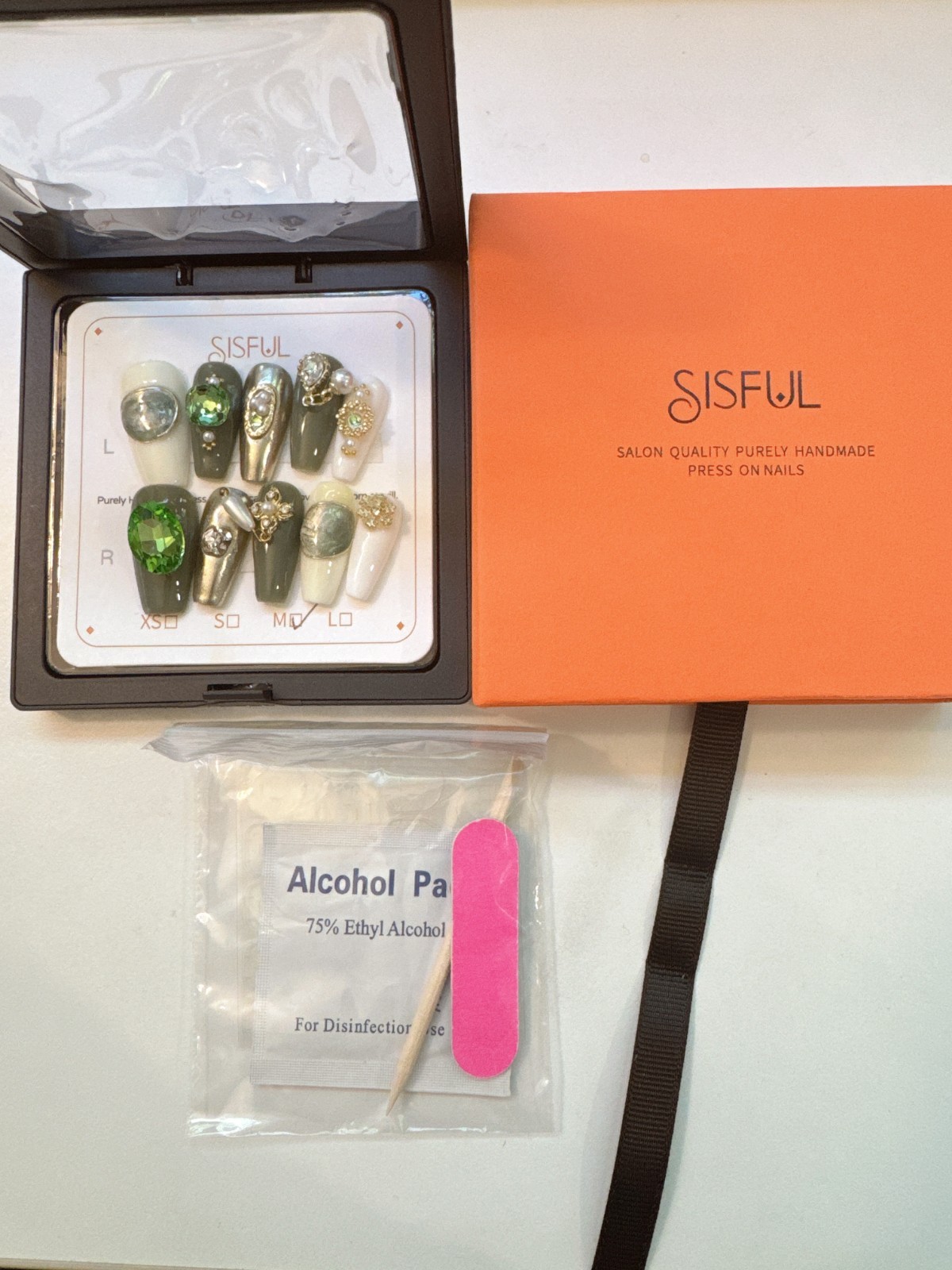 Sisful Verdant Vogue – Handmade Embellished Press-On Nails