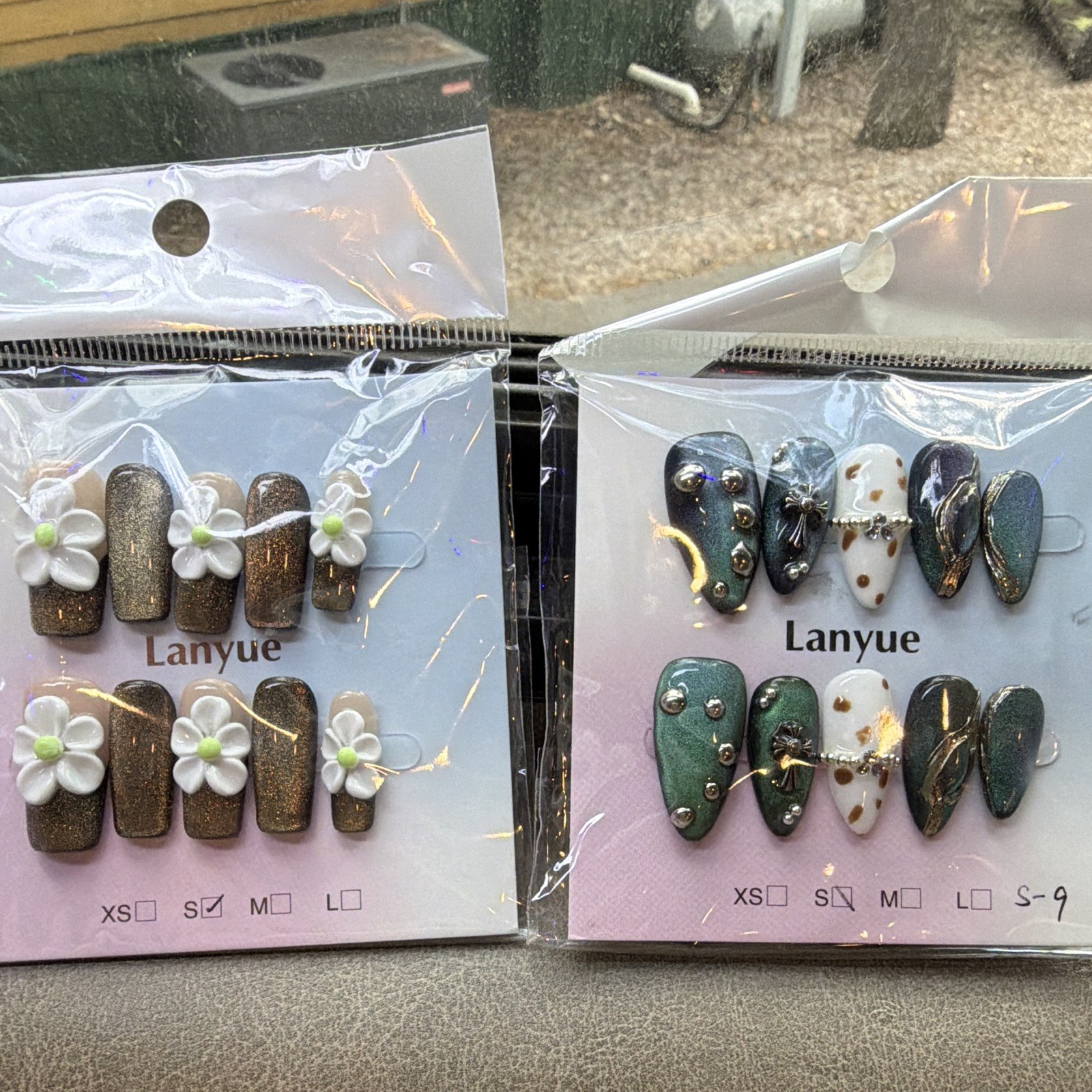 Lanyue Press-On Nails Short Almond Green White Brown Shimmer 3D Flower Small