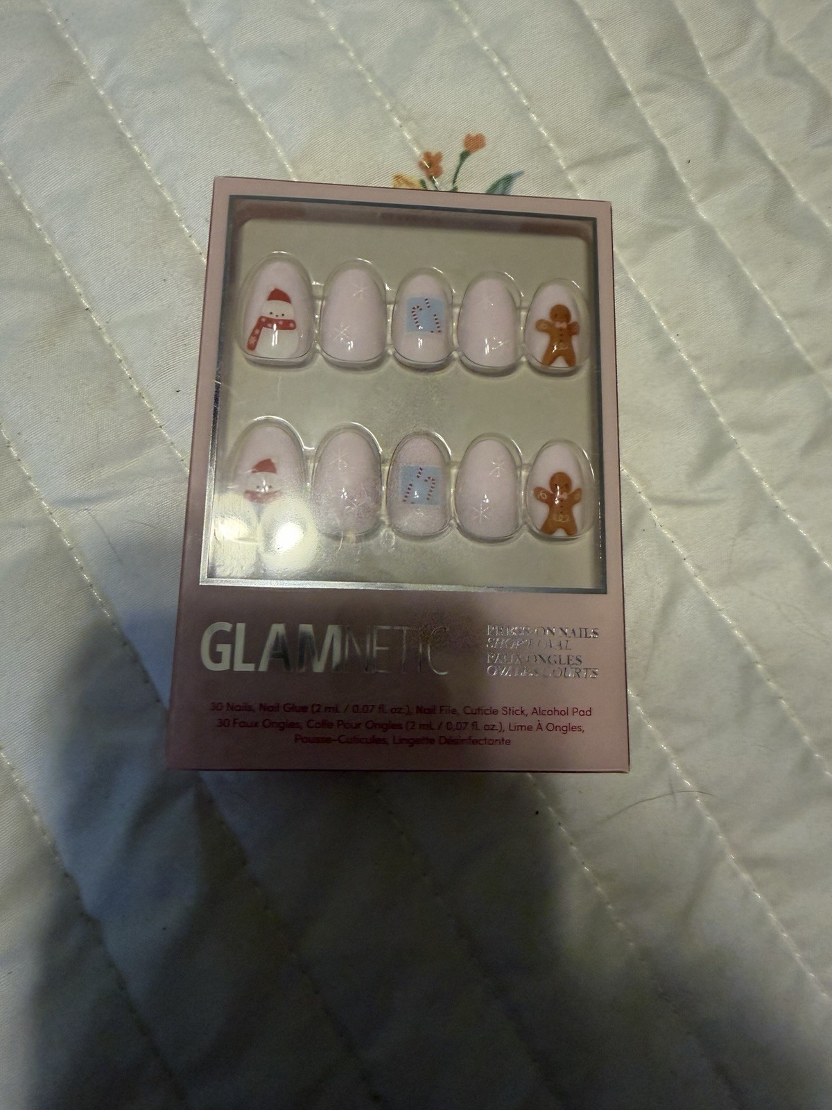 Glamnetic Short Oval Press On Nails Cocoa And Kisses (Christmas)