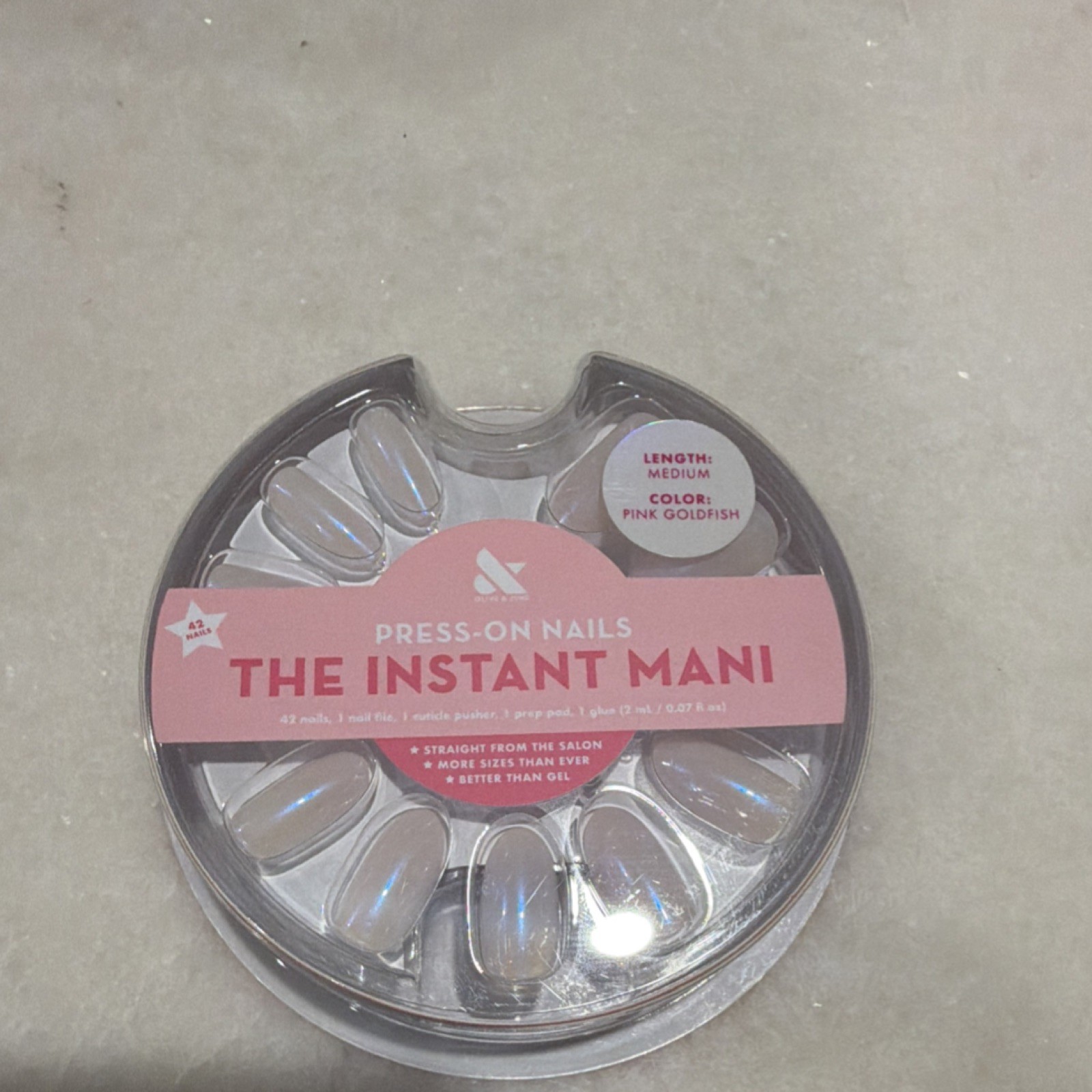 Olive & June Medium Press-On Nails Pink Goldfish Full Cover