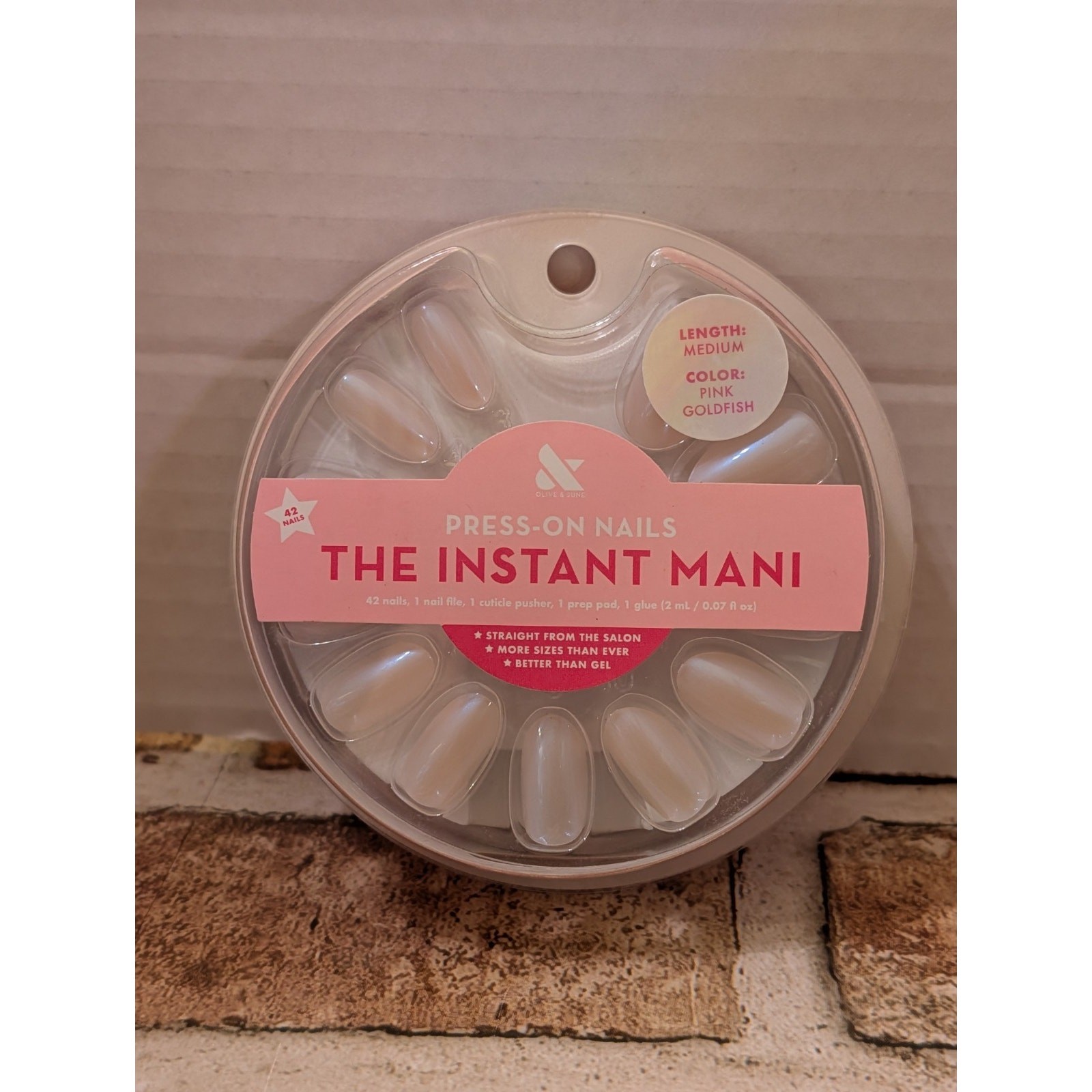 6 X Olive & June The Instant Mani Press-On Nails Medium Pink Goldfish Oval Shape