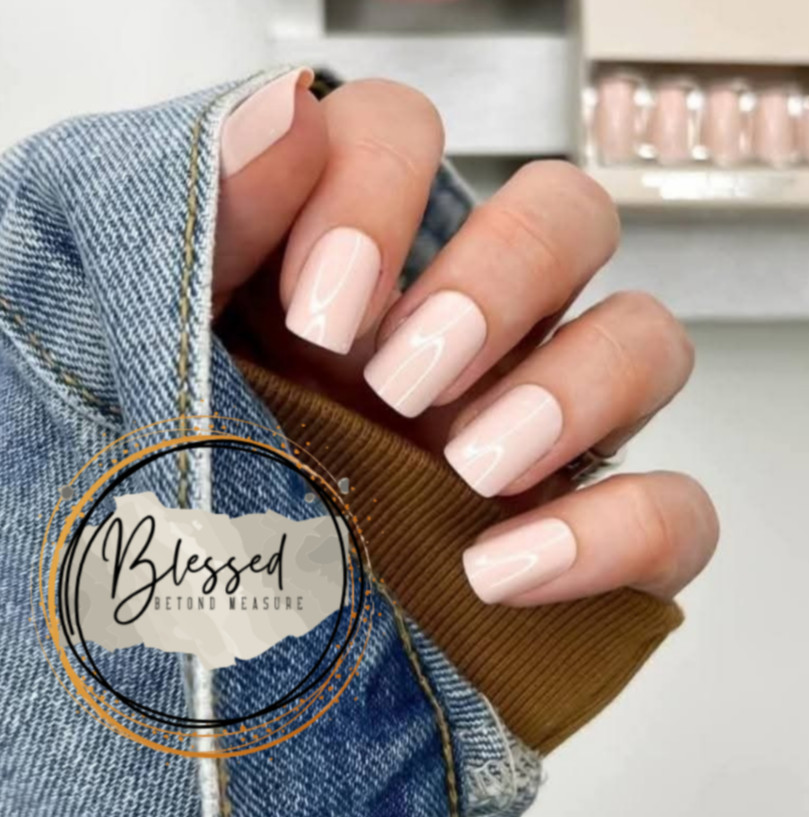 Red Aspen Press On Nails – Willow in White Sands Short | Coffin | Soft Nude