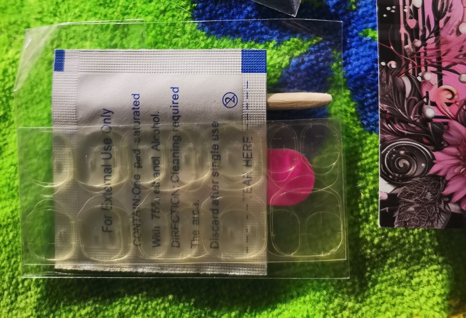 Press on nails short-medium length (Sonic)