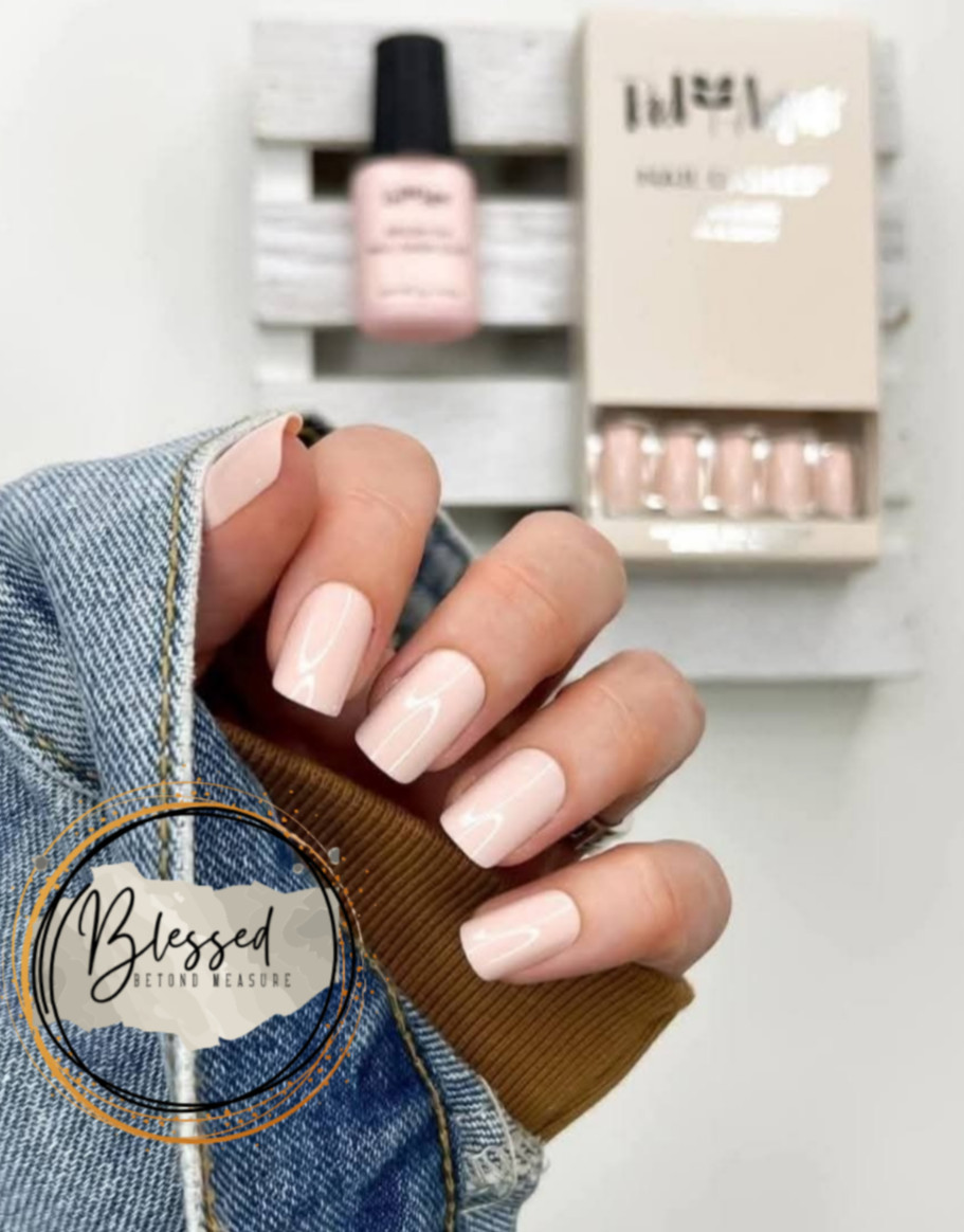 Red Aspen Press On Nails – Willow in White Sands Short | Coffin | Soft Nude