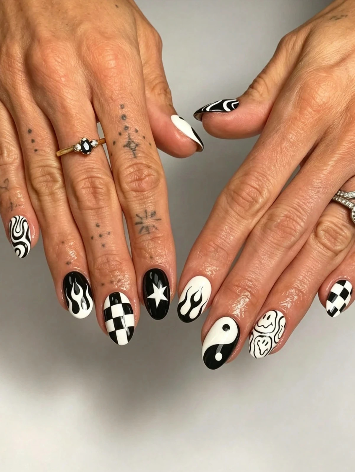 24PCS Y2K Alien Press On Nails Short Oval UFO Rainbow Space Full Cover Reusable